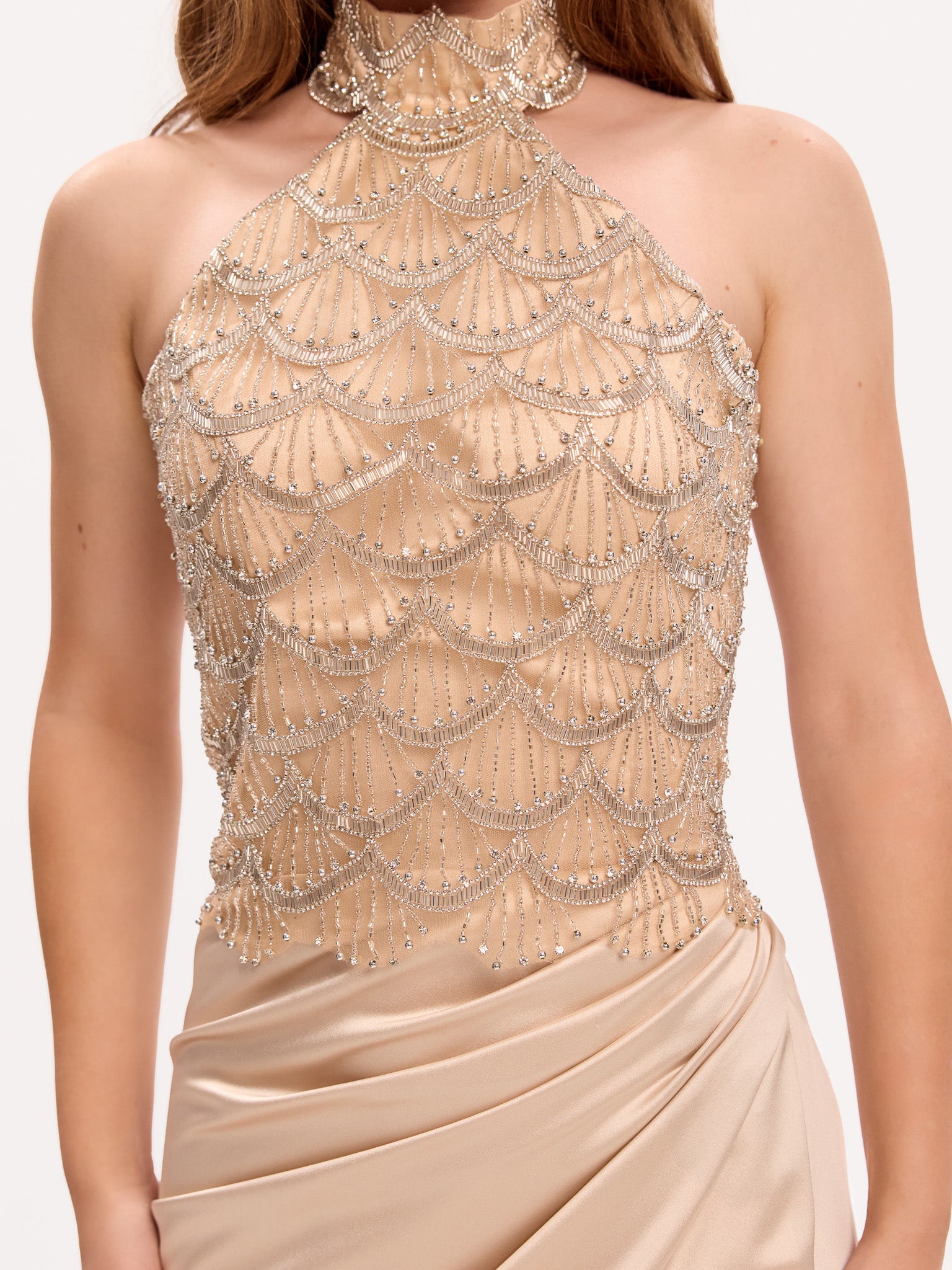 Detaliu al corsetului halter cu broderie manuală din cristale.