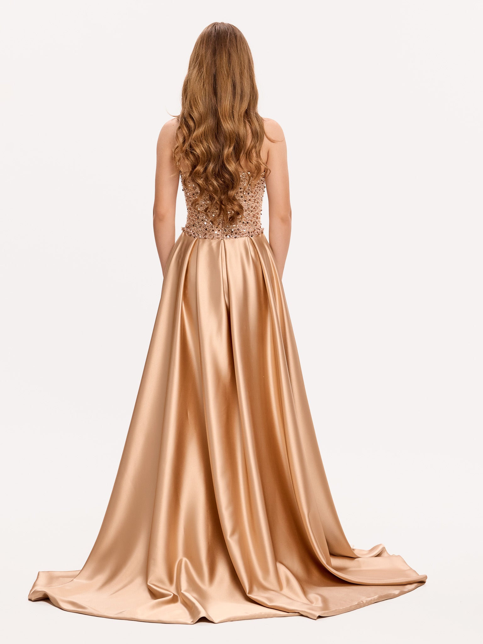 Rochie mini cu corset rotund cu paiete, cu trena din matase