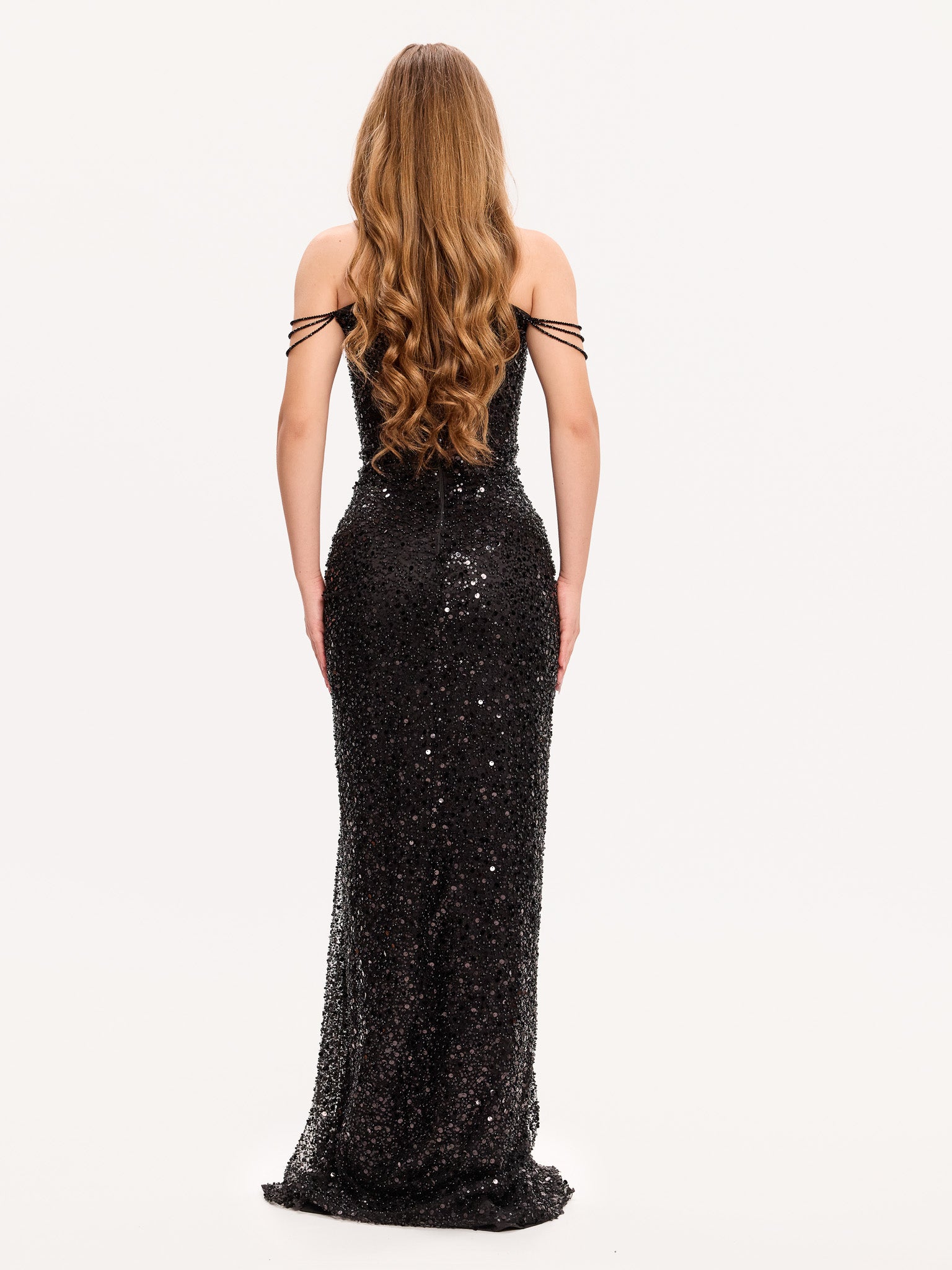 Vedere din spate a rochiei negre cu paiete – siluetă feminină și elegantă