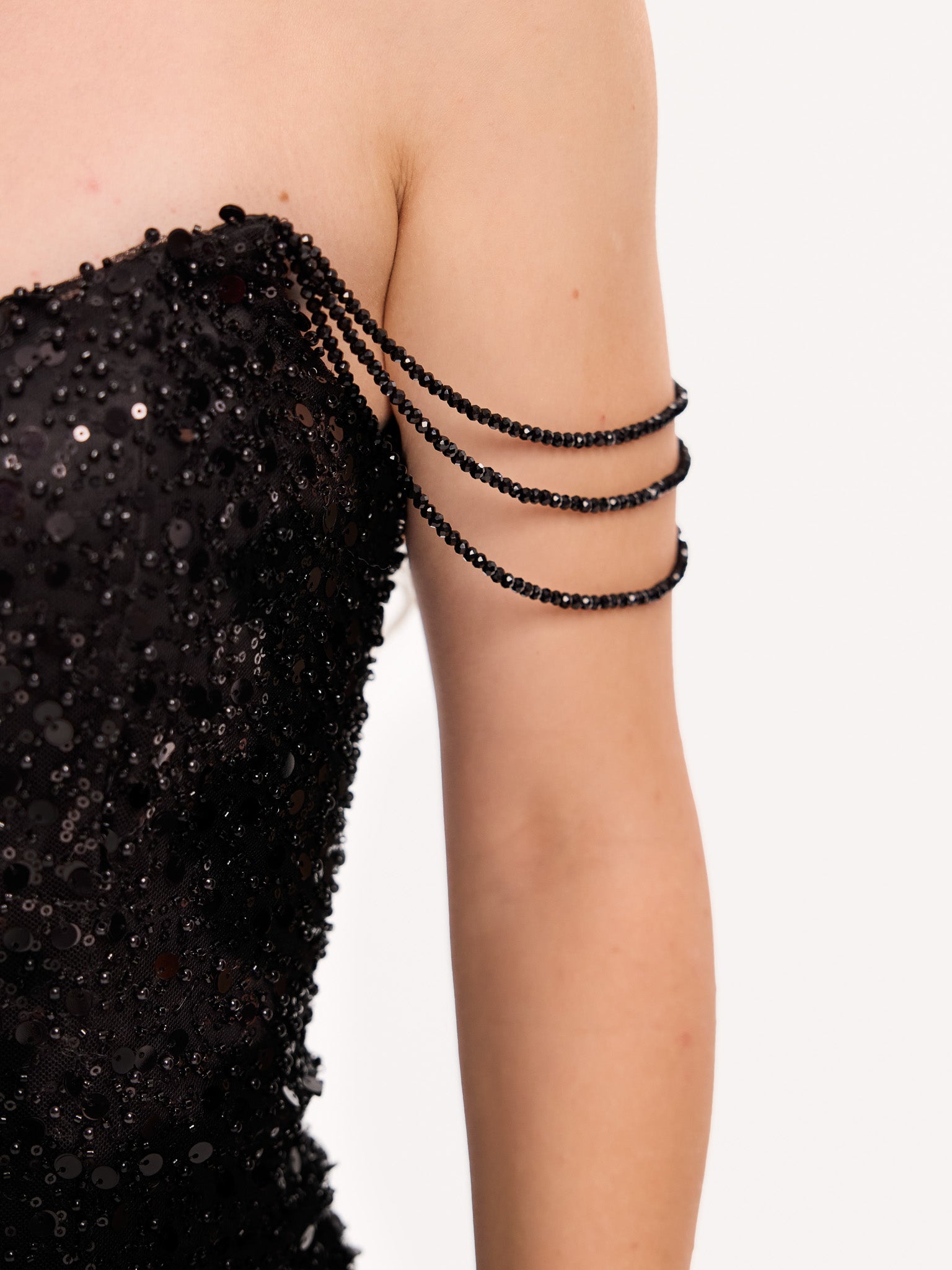 Detaliu bretele cu cristale pe umeri – accesoriu rafinat pentru un plus de eleganță