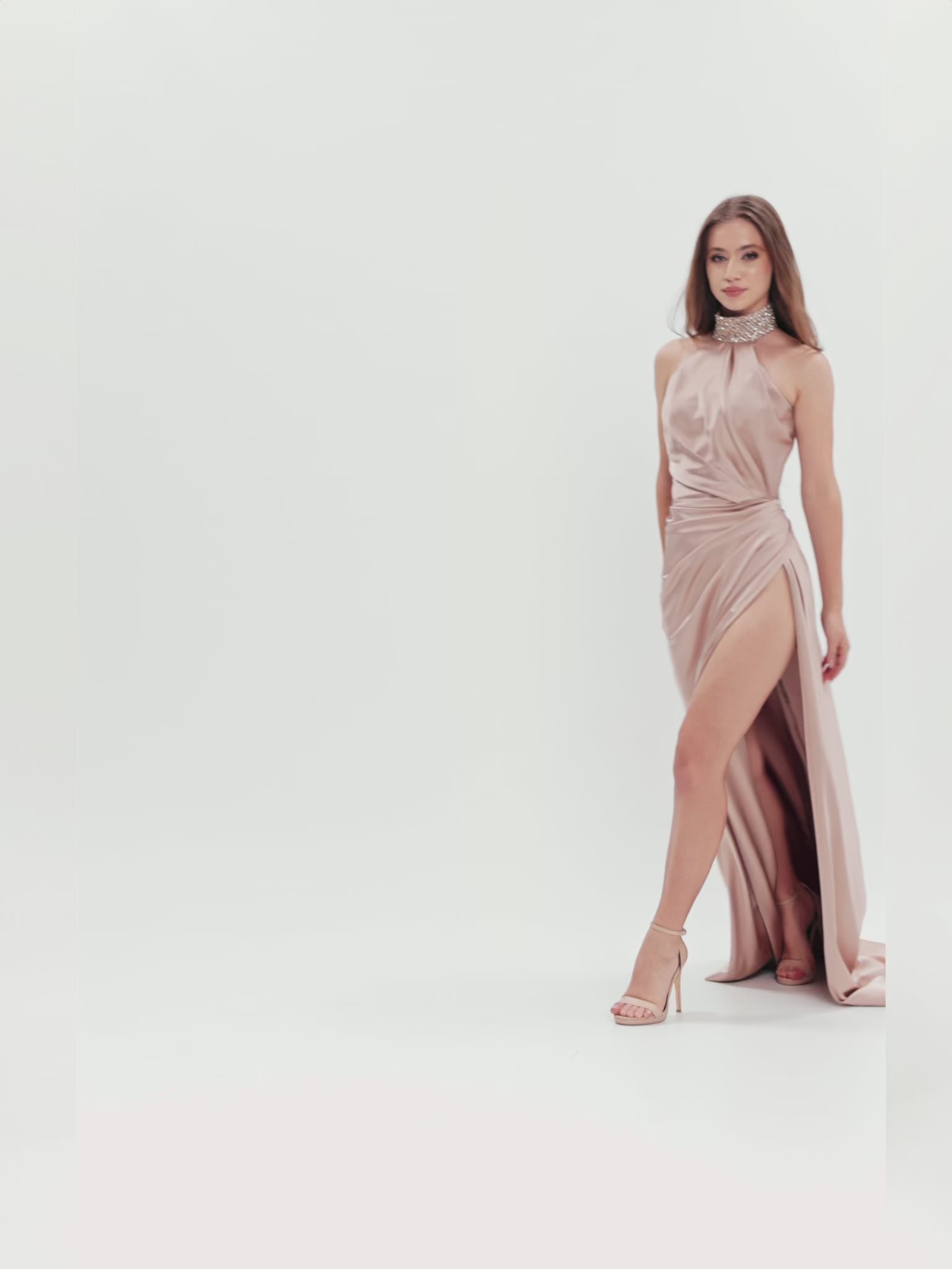 Clip video cu modelul în mișcare, arătând fluiditatea țesăturii și rafinamentul designului.