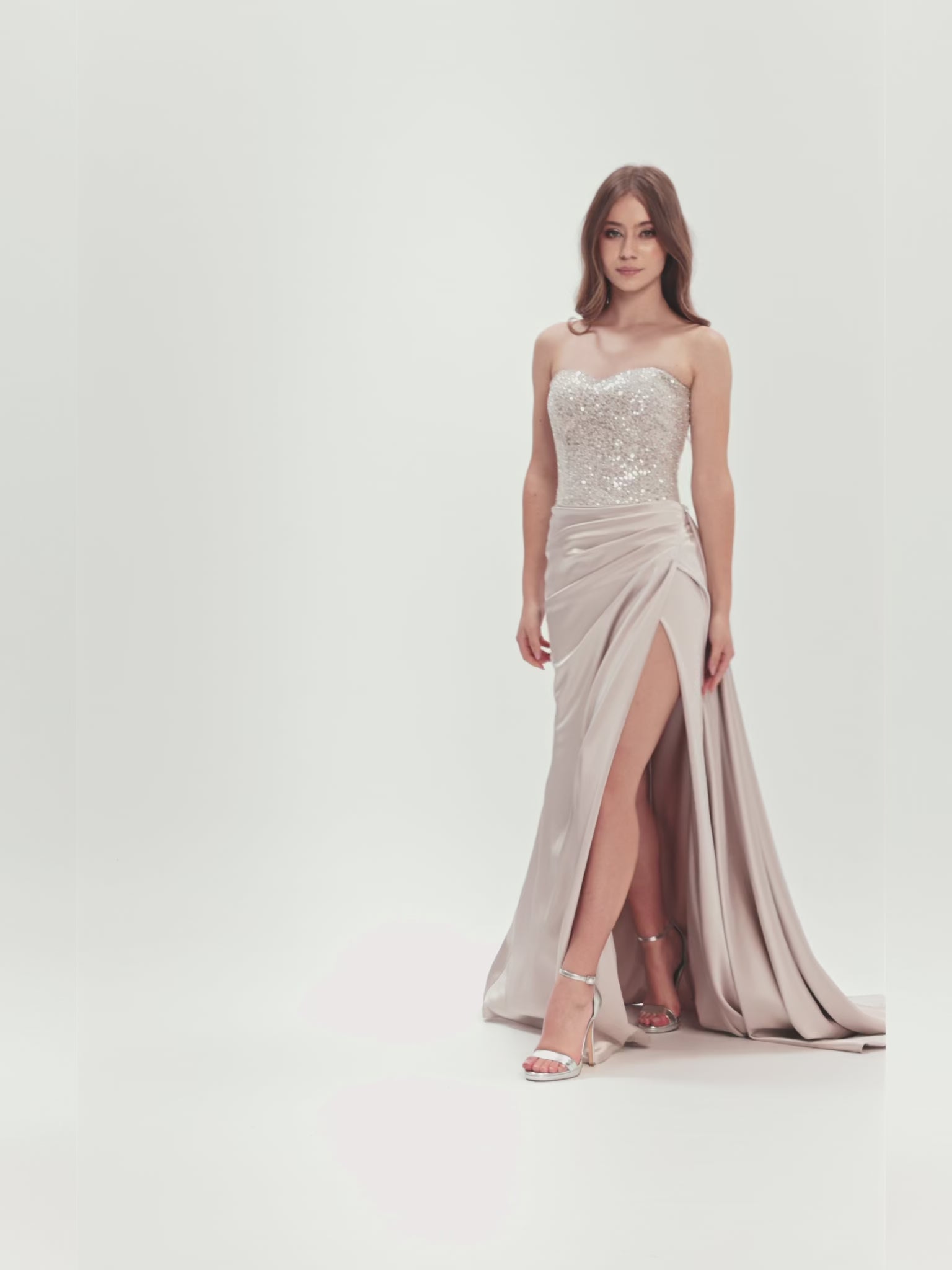 Rochie de seară fără bretele cu corset împodobit manual și fustă drapată din mătase, completată de o trenă sofisticată, o alegere spectaculoasă pentru ocazii speciale