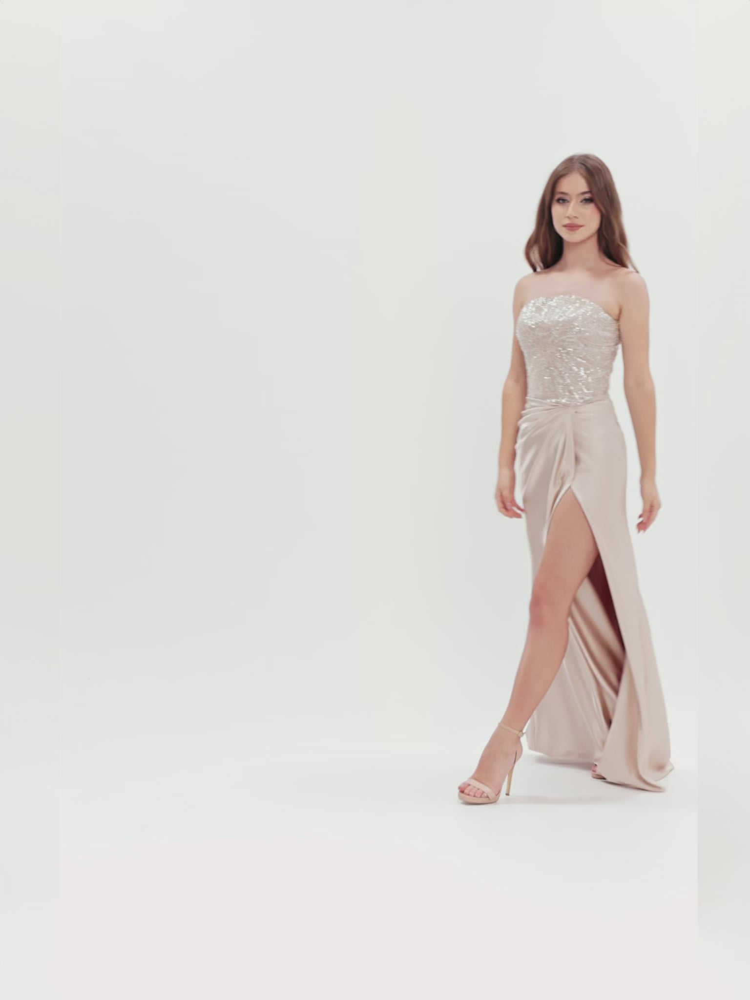 Rochie de seară elegantă cu corset decorat manual și fustă din mătase cu slit – rafinament și glamour pentru ocazii speciale