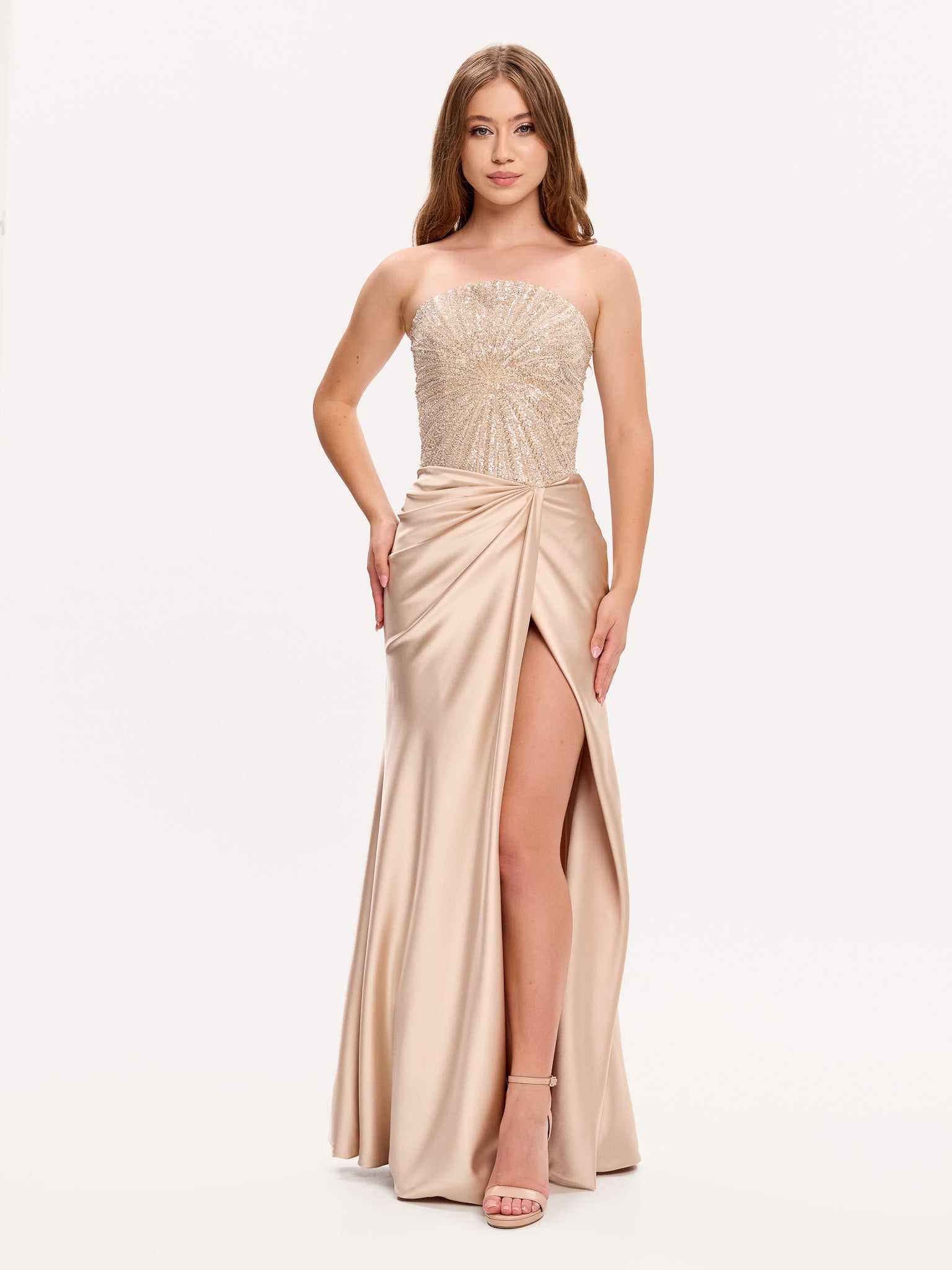 Rochie de seară cu corset strălucitor și fustă din mătase cu slit înalt