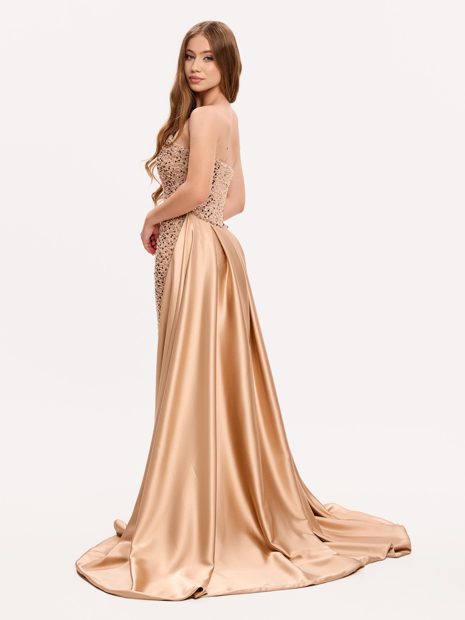 Rochie mini cu corset rotund cu paiete, cu trena din matase