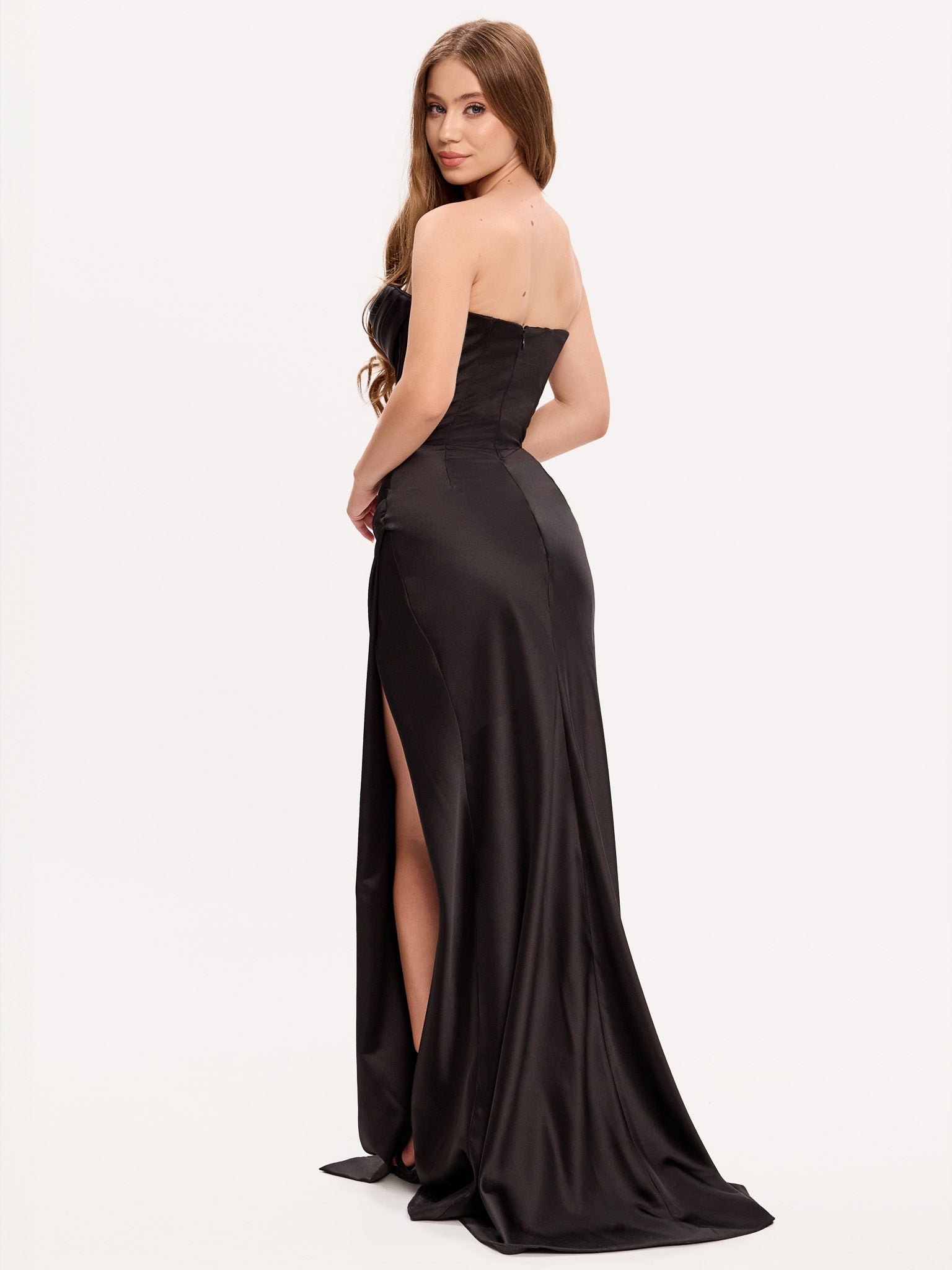 Rochie din satin cu corset, vedere laterală, evidențiind deschiderea senzuală a fustei și linia elegantă a spatelui.