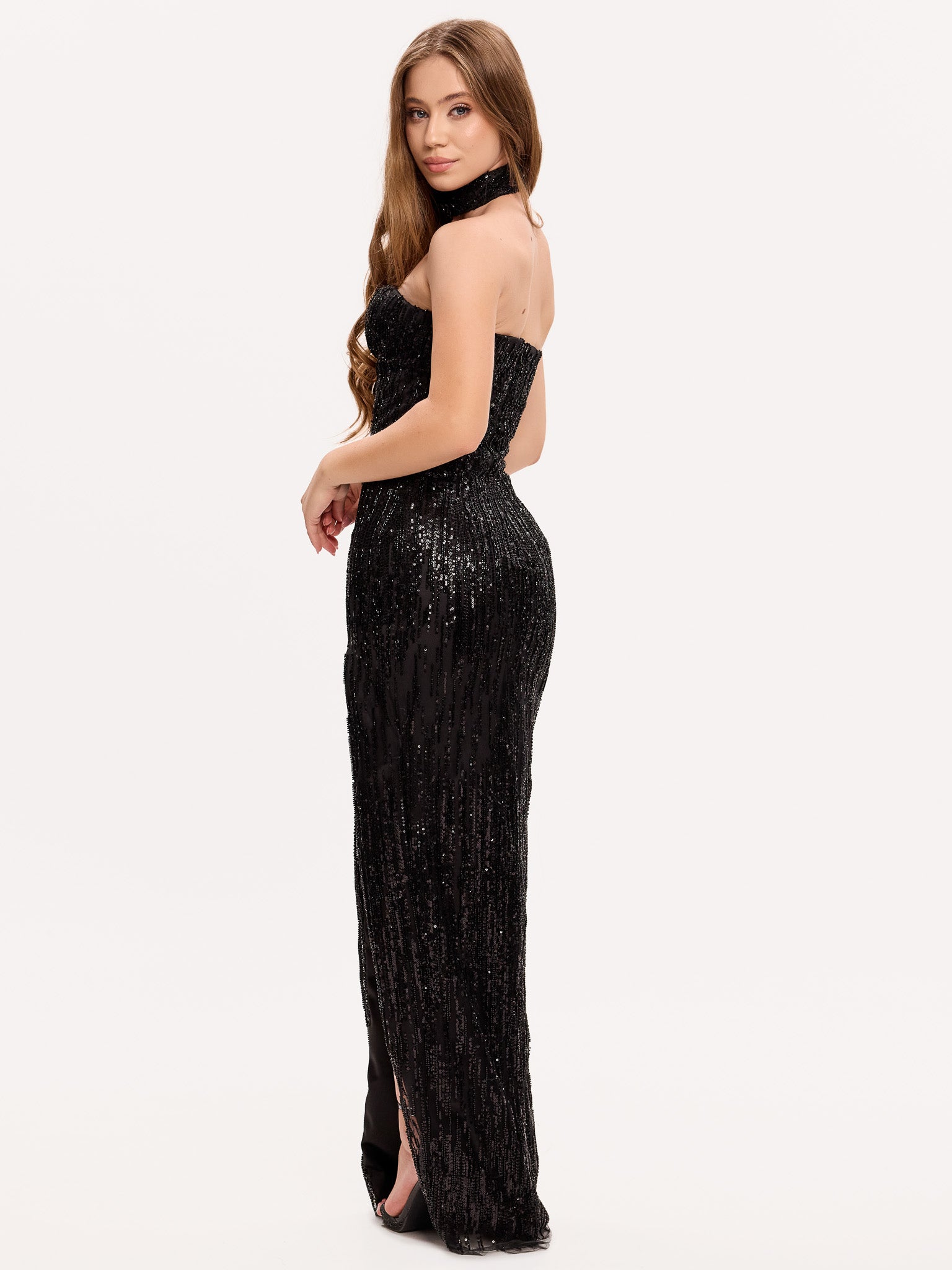 Rochie neagră cu paiete, corset și croială mulată – alegerea ideală pentru petreceri elegante