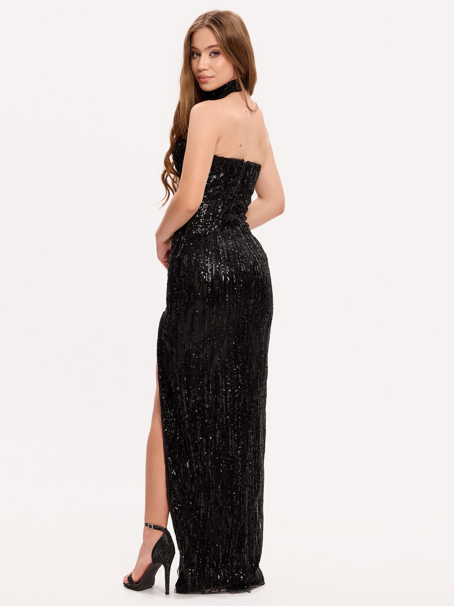 Rochie elegantă neagră cu paiete aplicate manual – stil atemporal pentru femeia modernă