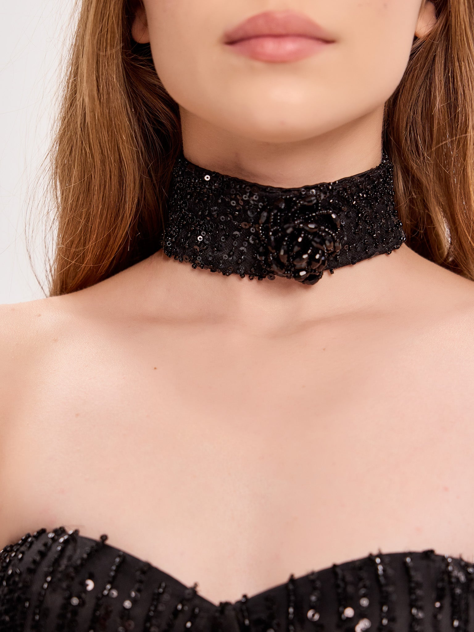 Choker asortat din paiete negre cu aplicație florală – accesoriu elegant pentru rochii de ocazie