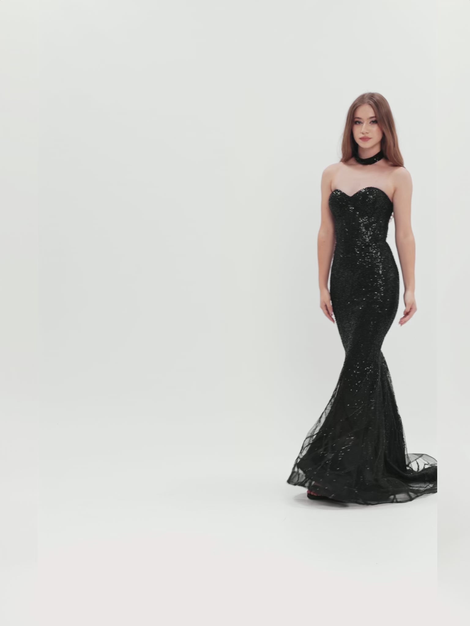 Video rochie sirenă neagră cu paiete și broderii manuale, corset structurat semi-transparent, trena fluidă și choker asortat.