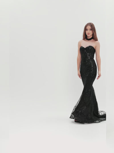 Video rochie sirenă neagră cu paiete și broderii manuale, corset structurat semi-transparent, trena fluidă și choker asortat.