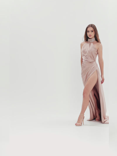 Clip video cu modelul în mișcare, arătând fluiditatea țesăturii și rafinamentul designului.